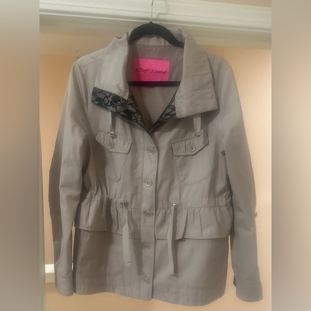 Women’s Betsey‎ Johnson Khaki Cropped Trench Coat Jacket. Size Large.